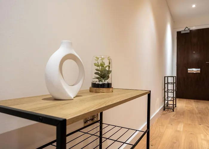 Stylish 2 Bedroom With Balcony * Leeds