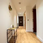 Stylish 2 Bedroom With Balcony Leeds (West Yorkshire)