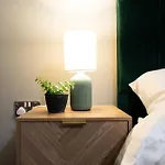 Stylish 2 Bedroom With Balcony Apartment