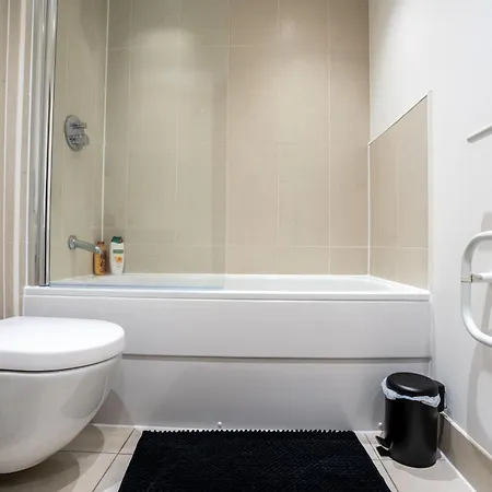 Апартаменти Stylish 2 Bedroom With Balcony Лідс