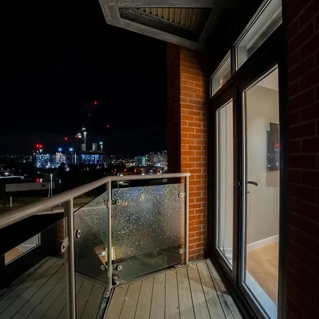 Apartment Stylish 2 Bedroom With Balcony