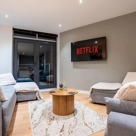 Stylish 2 Bedroom With Balcony アパート リーズ