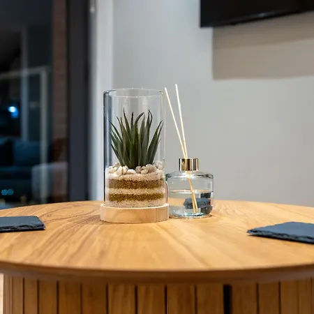 Stylish 2 Bedroom With Balcony Апартаменти *