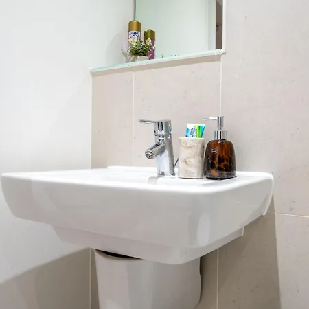 Stylish 2 Bedroom With Balcony Apartamento