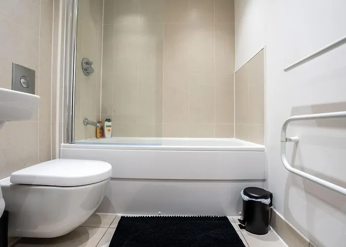 Апартаменти Stylish 2 Bedroom With Balcony Лідс