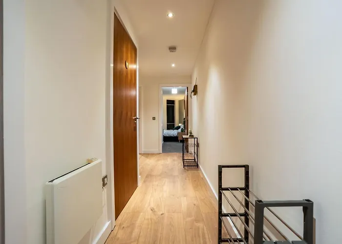 Апартаменти Stylish 2 Bedroom With Balcony *