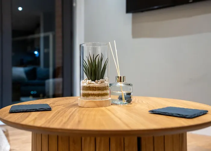 Stylish 2 Bedroom With Balcony Апартаменти *