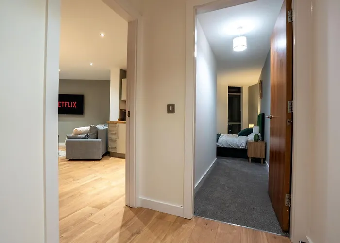 Stylish 2 Bedroom With Balcony * リーズ