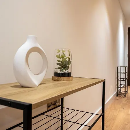 Stylish 2 Bedroom With Balcony * リーズ