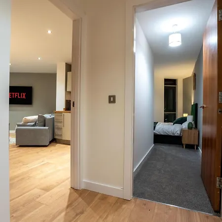 Stylish 2 Bedroom With Balcony * リーズ