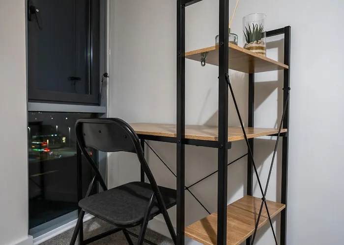 Stylish 2 Bedroom With Balcony Lägenhet